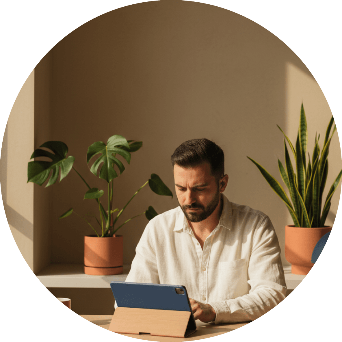 Designer aan het werk achter een laptop